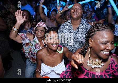 Publikum tanzt und jubelt während der Toyota-Schlacht der Geschlechter Konzert in Jean Pierre Complex während Karneval in Trinidad. Stockfoto