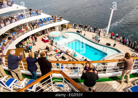 Passagiere auf dem Lido-Deck des Mv "Oriana" genießen die Sonne in den norwegischen Fjorden. Stockfoto