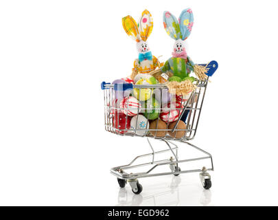 Warenkorb mit Ostereiern und Hase paar isoliert auf weiss Stockfoto