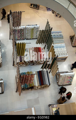 Stoff-Abteilung im Erdgeschoss bei Peter Jones in London UK Stockfoto