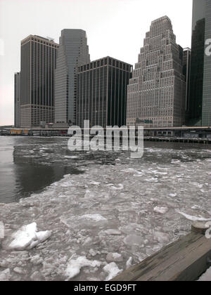 New York, USA. 23. Februar 2015. Blick auf die East River eingefroren und Lower Manhattan Skyline als Datensatz, die niedrige Temperaturen im Nordosten weiter. Bildnachweis: Christopher Penler/Alamy Live-Nachrichten Stockfoto