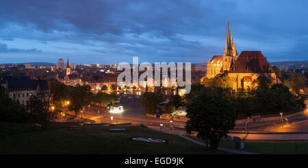 Blick von der Zitadelle Petersberg über der alten Stadt Erfurt mit dem Marktplatz, Erfurter Dom und St. Severus in der blauen Stunde, Erfurt, Thüringen, Deutschland Stockfoto