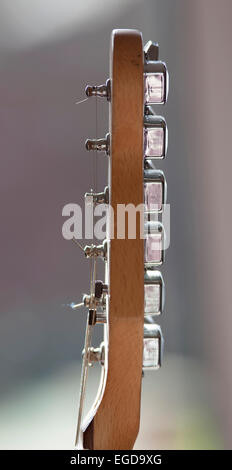 Seitenansicht des Kopfes und tuning Schlüssel von einer e-Gitarre Stockfoto