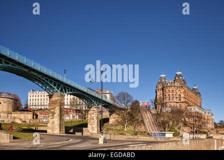 Das Grand Hotel, Scarborough, North Yorkshire, England, UK, ein Klasse 2 aufgeführten Gebäude und die Spa-Brücke, an einem sonnigen Wintertag Stockfoto