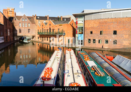 Narrowboats vor Anker im Gas Street Basin Birmingham UK Stockfoto