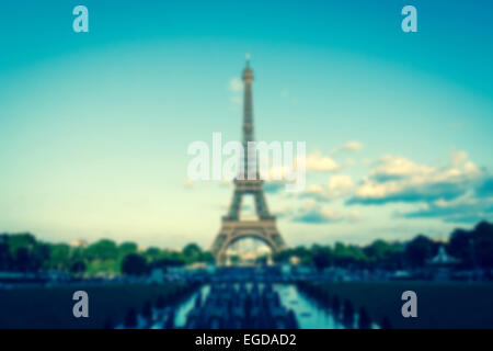 Eiffelturm Paris Unschärfe Hintergrund mit Vintage-Effekt Stockfoto