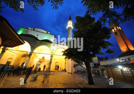 Gazi-Husrev-Beg-Moschee mit Uhrenturm in der Altstadt im Abendlicht, Sarajevo, Bosnien und Herzegowina Stockfoto