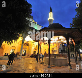 Gazi-Husrev-Beg-Moschee in der Altstadt in der Nacht, Sarajevo, Bosnien und Herzegowina Stockfoto