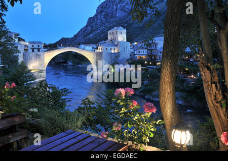 An der alten Brücke im Abendlicht, Mostar, Bosnien und Herzegowina Stockfoto