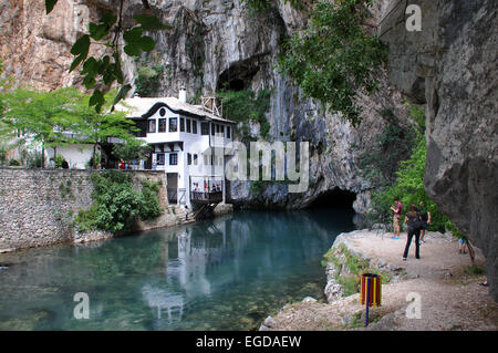 Derwisch-Haus in der Nähe der Quelle des Flusses Buna, Blagaj in der Nähe von Mostar, Bosnien und Herzegowina Stockfoto