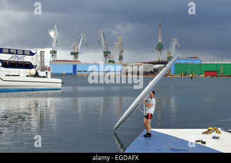 Junger Mann mit einem Skiff in den Hafen von Pula, Istrien, Kroatien Stockfoto