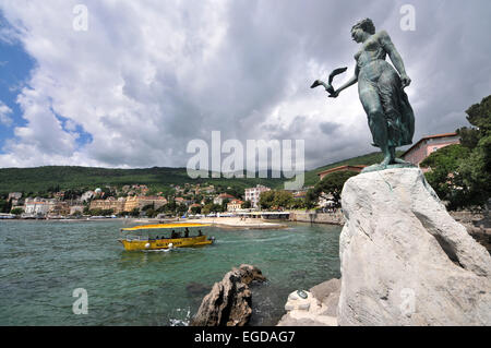 Mädchen mit der Möwe Skulptur, Opatija, Kvarnerbucht, Istrien, Kroatien Stockfoto