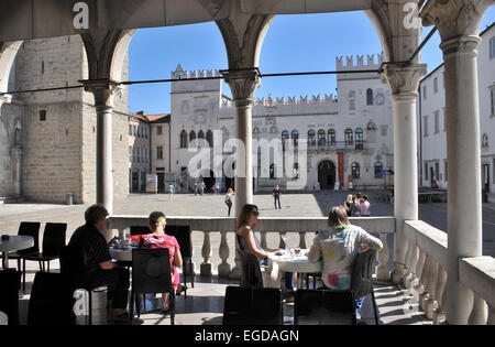 Cafe auf Tito-Platz in Koper, Praetorian Palast im Hintergrund, Slowenien Stockfoto