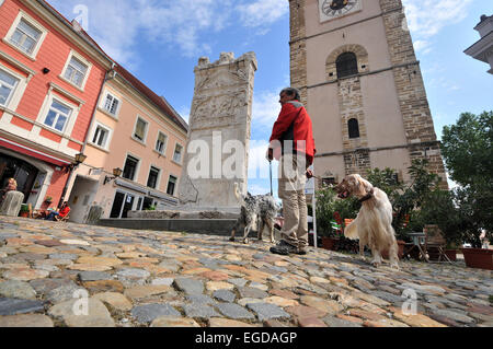 Im slowenischen Quadrat mit St Georges Pfeiler Kirche und Orpheus, Ptuj, Ost-Slowenien, Slowenien Stockfoto