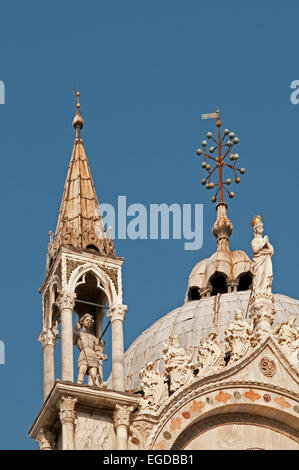 Detail der geschnitzten Marmor Figuren Türme Zinnen Kuppel auf Skyline Dach der Basilika San Marco St. Marks Kathedrale Venedig Italien BASI Stockfoto