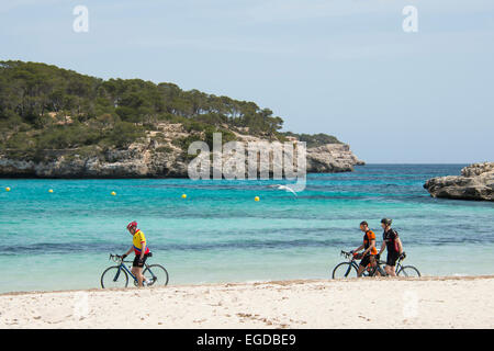 Radfahrer am Strand, Cala Mondrago, in der Nähe von Santanyi, Mallorca, Spanien Stockfoto