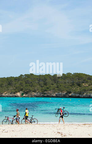 Radfahrer am Strand, Cala Mondrago, in der Nähe von Santanyi, Mallorca, Spanien Stockfoto