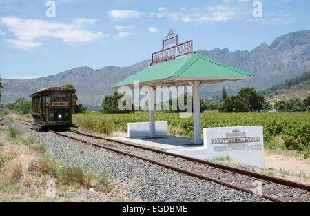 Rickety Bridge Weingut Bahnhof in Franschhoek Valley Südafrika betreibt eine Bahn Straßenbahn hier geben Touristen eine Fahrt Stockfoto