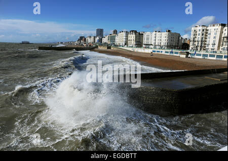 Brighton, UK. 23. Februar 2015. UK-Wetter: Wellen an den Strand von Brighton als eine weitere Reihe von Super Gezeiten aufgetreten Stockfoto