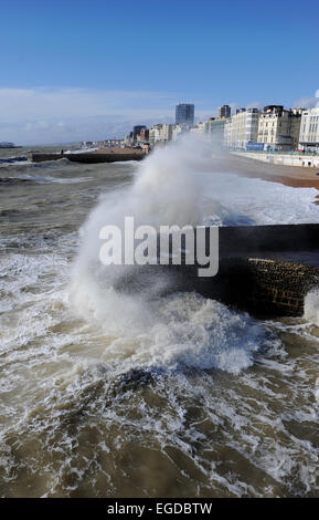 Brighton, UK. 23. Februar 2015. UK-Wetter: Wellen an den Strand von Brighton als eine weitere Reihe von Super Gezeiten aufgetreten Stockfoto
