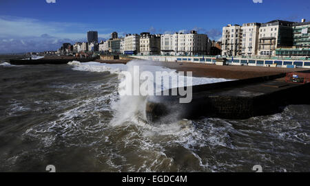 Brighton, UK. 23. Februar 2015. UK-Wetter: Wellen an den Strand von Brighton als eine weitere Reihe von Super Gezeiten aufgetreten Stockfoto