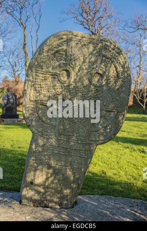 Keltischer Ring Kreuz geleitet. 8 Fuß hoch, aus dem 5. Jahrhundert in seine ursprüngliche Lage am St. Adamnan Kirche, Isle Of man. Stockfoto