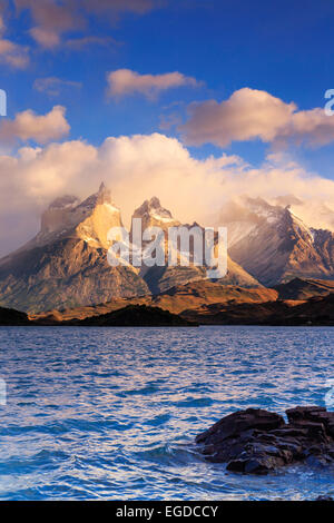 Chile, Patagonien, Torres del Paine Nationalpark (UNESCO-Website), Cuernos del Paine Gipfel und See Pehoe Stockfoto