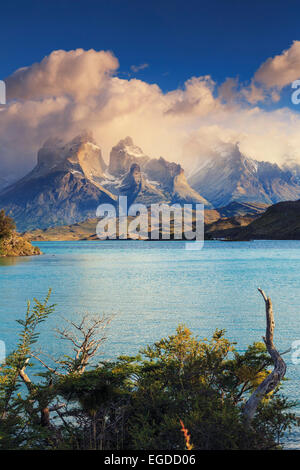 Chile, Patagonien, Torres del Paine Nationalpark (UNESCO-Website), Cuernos del Paine Gipfel und See Pehoe