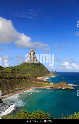 Brasilien, Fernando De Noronha, Conceicao, Meio und Cachorro Strand mit Morro Pico Berg im Hintergrund Stockfoto