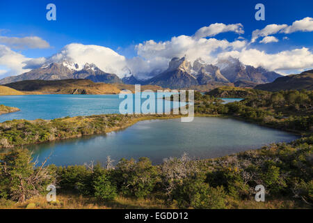 Chile, Patagonien, Torres del Paine Nationalpark (UNESCO-Website), Cuernos del Paine Gipfel und See Pehoe