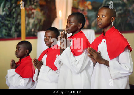 Ministranten während der Sonntagsmesse in eine römisch-katholische Kirche in Ndola, Sambia Stockfoto