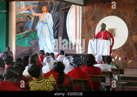 Pfarrer Predigt während der Sonntagsmesse in eine römisch-katholische Kirche in Ndola, Sambia Stockfoto