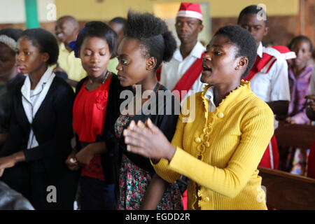 Frauen singen und tanzen während der Sonntagsmesse in eine römisch-katholische Kirche in Ndola, Sambia Stockfoto