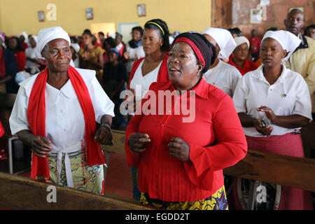 Frauen singen und tanzen während der Sonntagsmesse in eine römisch-katholische Kirche in Ndola, Sambia Stockfoto