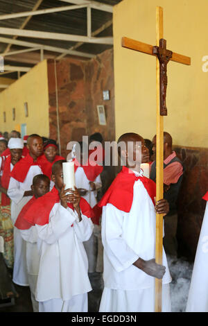 Ministranten, die das Kreuz in die Kirche - Sonntagsmesse in eine römisch-katholische Kirche in Ndola, Sambia Stockfoto