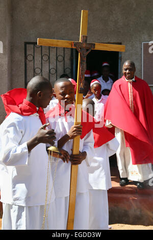 Ministranten, die das Kreuz in die Kirche - Sonntagsmesse in eine römisch-katholische Kirche in Ndola, Sambia Stockfoto