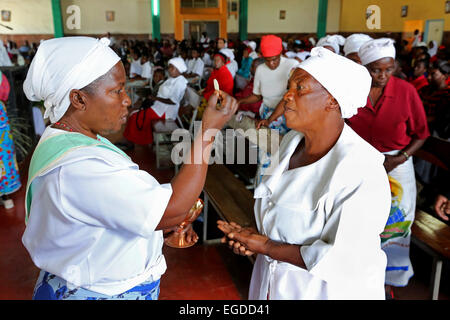 Heilige Kommunion (Eucharest) während der Sonntagsmesse in eine römisch-katholische Kirche in Ndola, Sambia Stockfoto