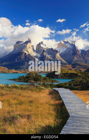 Chile, Patagonien, Torres del Paine Nationalpark (UNESCO-Website), Cuernos del Paine Gipfel und See Pehoe Stockfoto