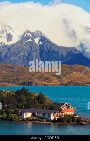 Chile, Patagonien, Torres del Paine Nationalpark (UNESCO-Website), Cuernos del Paine Spitzen und Hosteria Pehoe Historic Hotel Stockfoto