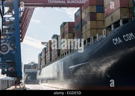 Containerschiffe geschleppt, des Liegeplatzes im Hafen, Burchardkai, Hamburg, Deutschland Stockfoto