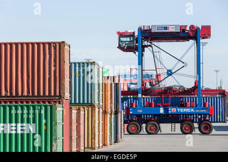 Straddle Carrier, die Transport von Containern in der Block-Storage im Hamburger Hafen, Hamburg, Deutschland Stockfoto