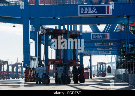 Straddle Carrier, die Transport von Containern in der Block-Storage im Hamburger Hafen, Hamburg, Deutschland Stockfoto