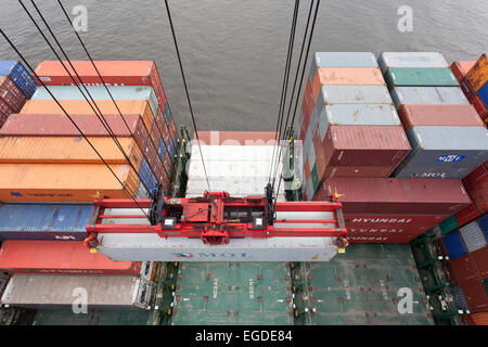 Container verladen auf einem Schiff, Hamburg, Deutschland Stockfoto