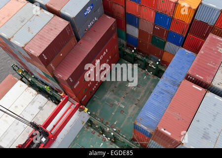 Container verladen auf einem Schiff, Hamburg, Deutschland Stockfoto