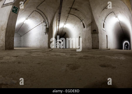 Korridor im Fort Eben-Emael in Lüttich, Belgien Stockfoto