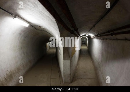 Korridor im Fort Eben-Emael in Lüttich, Belgien Stockfoto