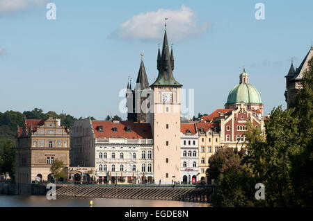 Blick von der Karlsbrücke zum Museum und St. Franziskus von Assisi Kirche, Prag, Tschechische Republik, Europa Stockfoto