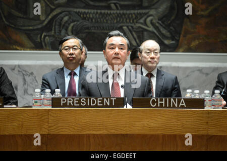 (150223)--New York, 23. Februar 2015 (Xinhua)--Chinese Foreign Minister Wang Yi (C), der auch Präsident der UN-Sicherheitsrat für den Monat Februar ist, führt den Vorsitz in einer Sitzung des Sicherheitsrats unter dem Thema "Erhaltung internationalen Frieden und Sicherheit: bekräftigen das starke Engagement im Sinne der Charta der Vereinten Nationen, im UN-Hauptquartier in New York , den Vereinigten Staaten am 23. Februar 2015. Der UN-Sicherheitsrat am Montag begann eine China vorgeschlagene offene Debatte über die Aufrechterhaltung des Weltfriedens und der Sicherheit im UN-Hauptquartier in New York. (Xinhua/Niu Xiao Stockfoto