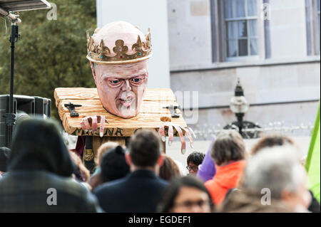 Westminster, London, Großbritannien. 23. Februar 2015. Hunderte von Juristen, Gewerkschafter und Aktivisten außerhalb des Parlaments treffen heute aus Protest gegen die anhaltenden Kürzungen der Regierung auf Prozesskostenhilfe. Ein riesiges Bildnis von Chris Grayling gekleidet, wie King John auch einen Auftritt. Credit: Gordon Scammell/Alamy leben Nachrichten Stockfoto