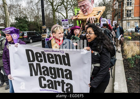 Westminster, London, UK. 23. Februar 2015. Mit Maxine Peake, Star der rechtlichen TV-Drama "Seide" an der Spitze des Marsches, marschierten Hunderte von Juristen, Gewerkschafter und Aktivisten zu einer Kundgebung vor dem Parlament heute aus Protest gegen die Regierung laufenden Kürzungen auf Beratungs-/Prozesskostenhilfe. Bildnachweis: Gordon Scammell/Alamy Live-Nachrichten Stockfoto